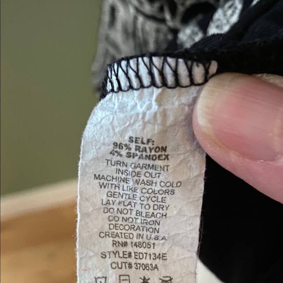 Women’s Geometric Print Tee - Size 1X - Picture 5 of 6